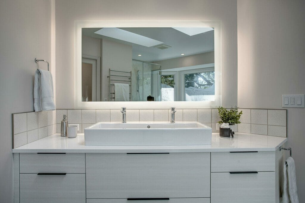Bathroom with double facets and lighted mirror